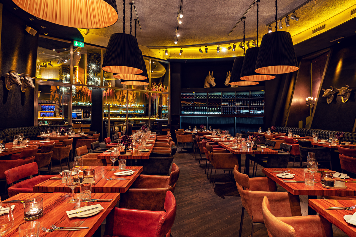 Innenbereich mit zahlreichen, gedeckten Tischen im Restaurant und Steakhaus Rocca 800°C in Düsseldorf