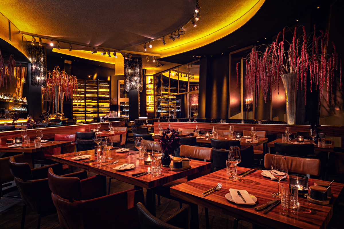 Innenbereich, Alle Tische sind gedeckt im Restaurant Rocca 800°C in Düsseldorf