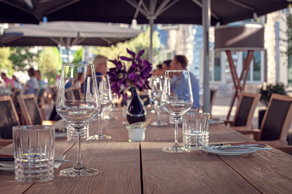 Außenbereich Tisch mit Weingläsern und lila Pflanze