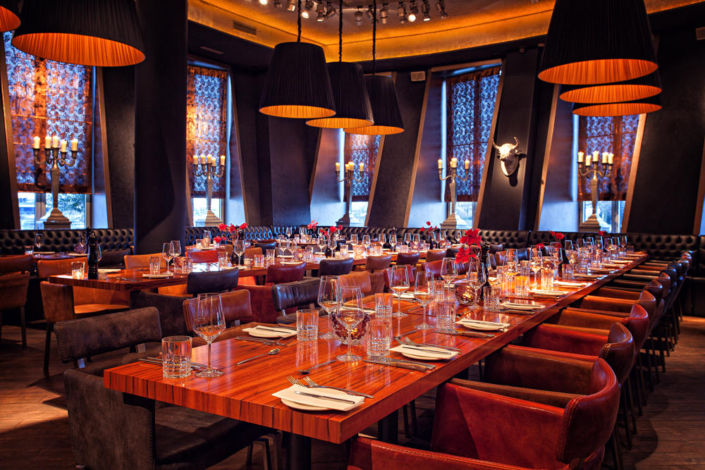 Innenbereich mit zahlreichen, gedeckten Tischen im Restaurant Rocca 800°C in Düsseldorf