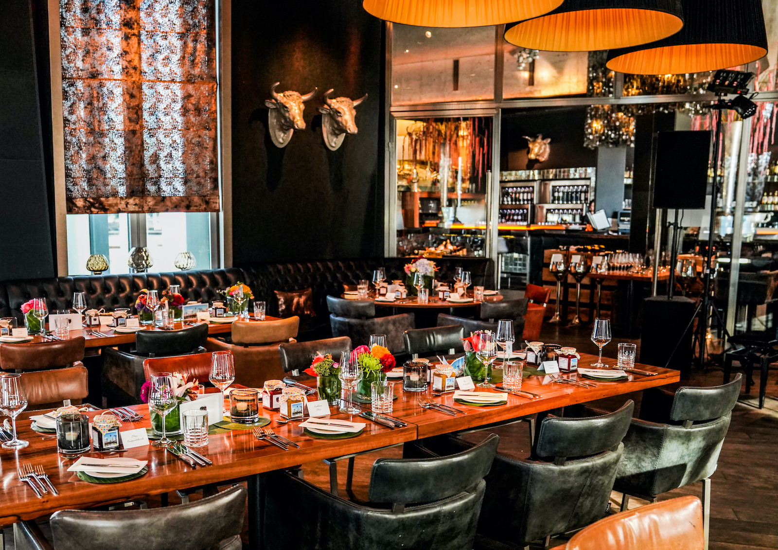 Innenbereich, Alle Tische sind gedeckt für ein Event im Restaurant Rocca 800°C im Düsseldorfer Medienhafen