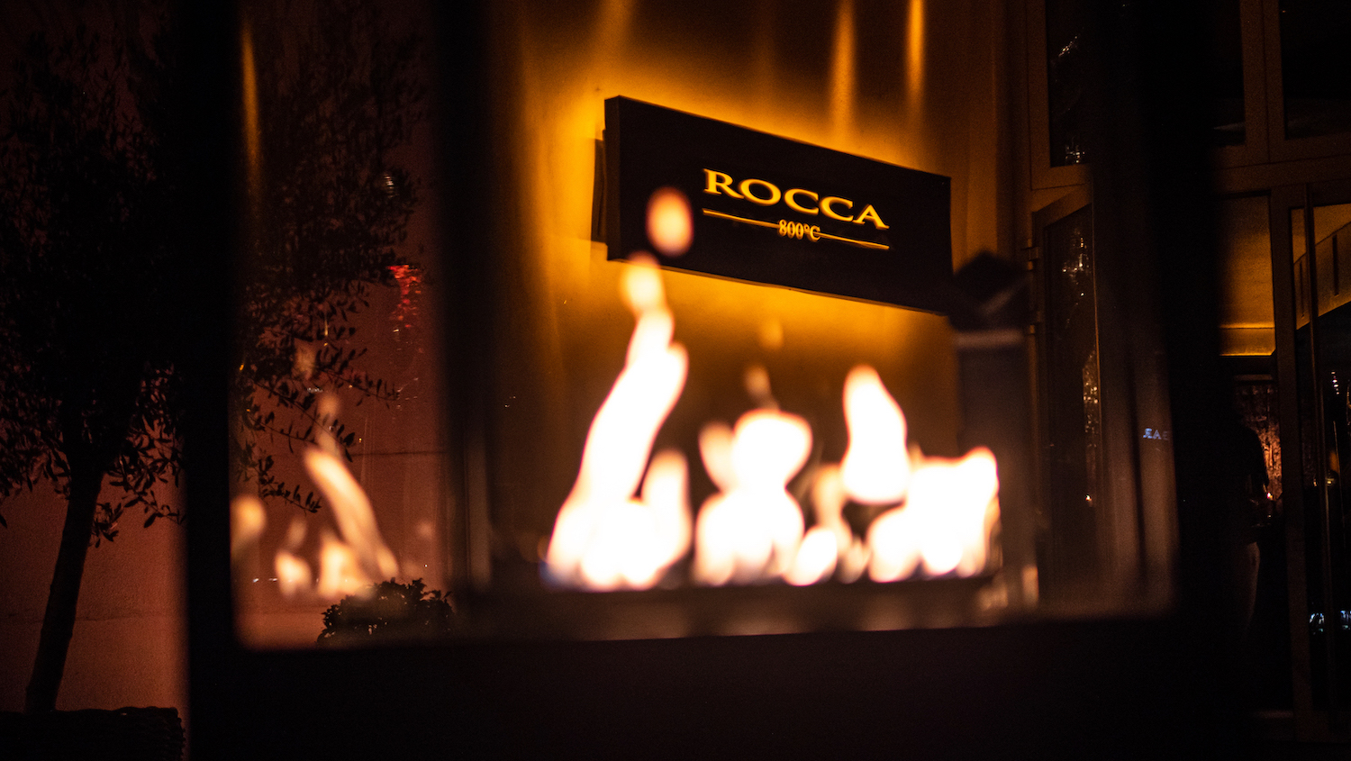 Restaurant und Steakhouse Rocca 800°C Logo über brennenden Kamin in Düsseldorf am Medienhafen