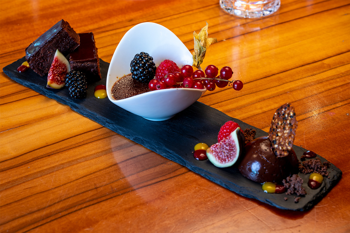 Fruchtig schokoladiger Nachtisch mit frischen Früchten im Steakhouse & Restaurant Rocca 800°C serviert