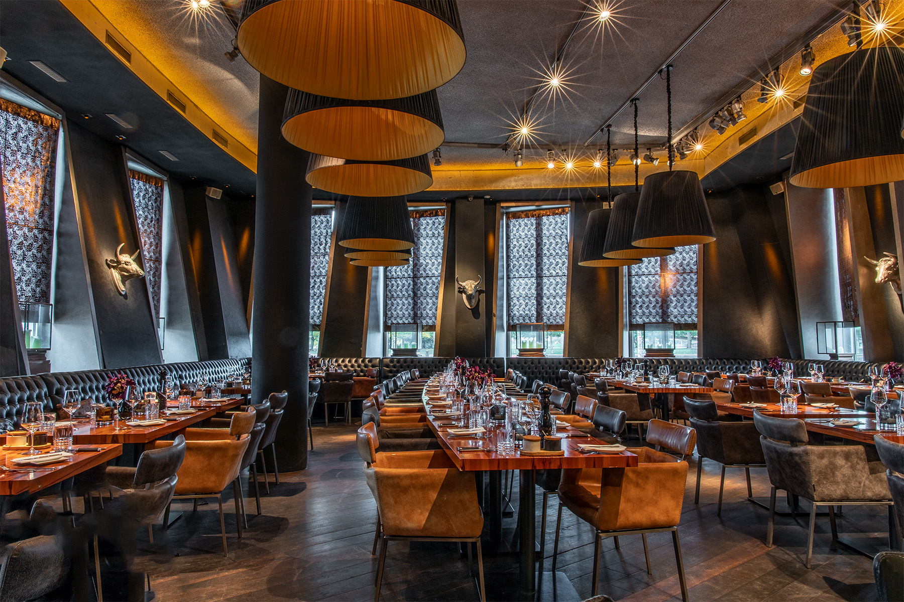 Restaurant Innenbereich, Stühle und gedeckte Tische im Steakhouse und Restaurant Rocca 800°C in Düsseldorf