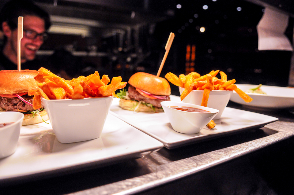 Burgergericht mit Pommes und Ketchup im Restaurant und Steakhouse Rocca 800°C im Düsseldorf Medienhafen